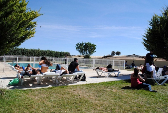 Tomando el sol junto a la piscina